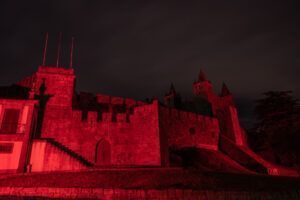 Castelo de Santa Maria da Feira iluminado de vermelho.